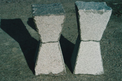Zandlopers, rood en wit graniet, 2 keer 30 x 30 x 70, 2005